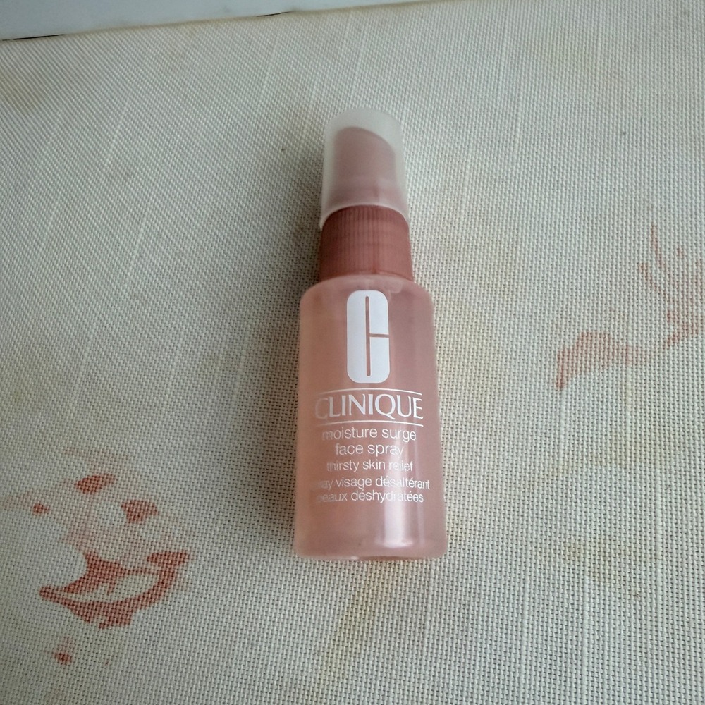 Clinique Moisture Surge Face Spray Thirsty Skin Relief MINI (1oz/30mL) - Picture 5 of 5